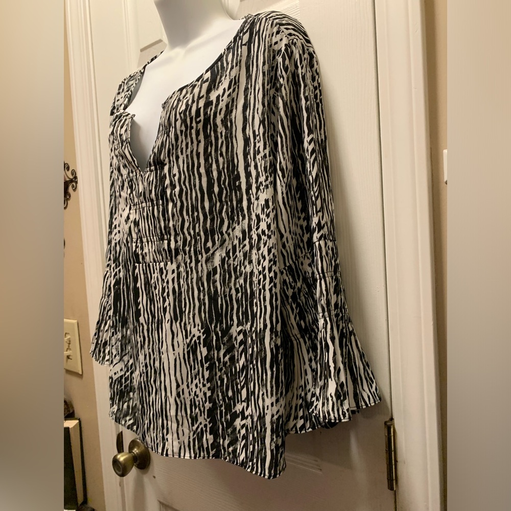 Valerie Stevens XL Top Women's Black White Pintuck Bell Sleeve Blouse Split Neck - Picture 2 of 7